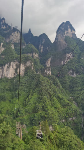 Telecabina en la niebla