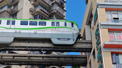 Tren saliendo del edificio