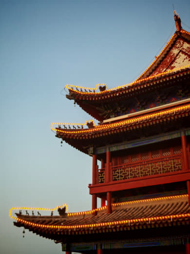 Puerta Sur iluminada