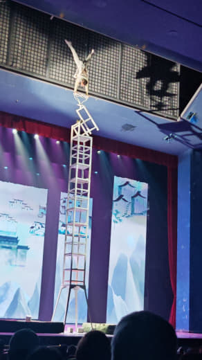 Equilibrio sobre sillas