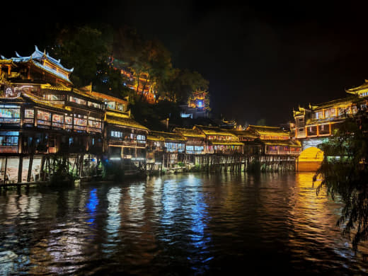 Ciudad antigua iluminada