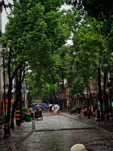Mujer con traje tradicional